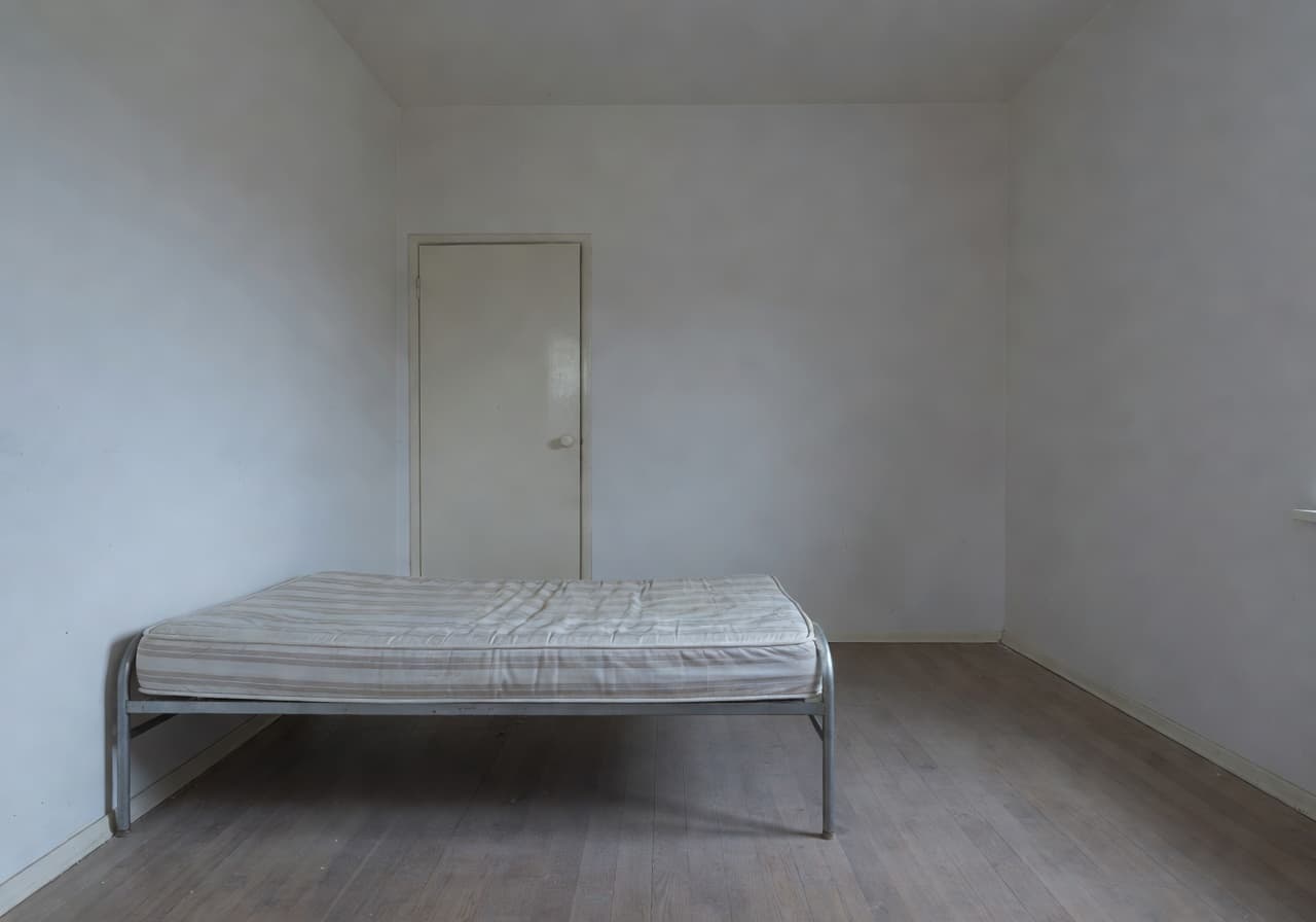 Bedroom before DecorAI redesign